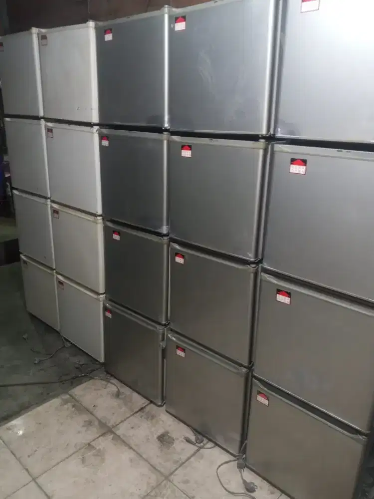 Kulkas mini bar merek Sanyo full orisinil