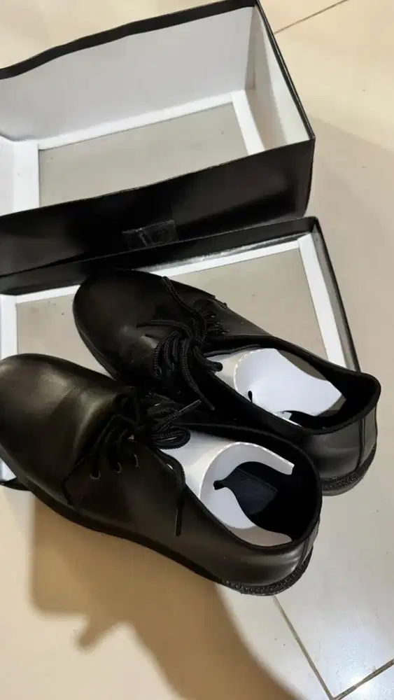 Sepatu pdh warna hitam ukuran 43
