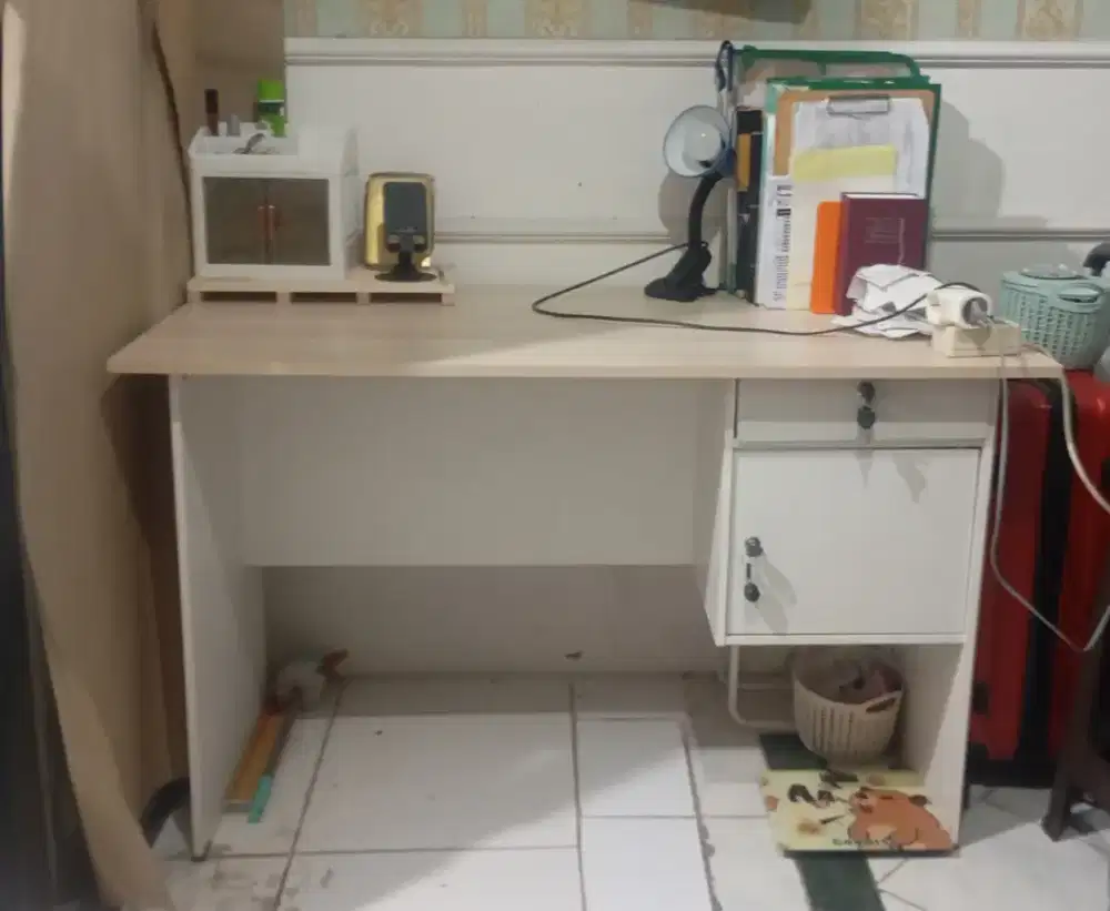 Meja Tulis setengah biro