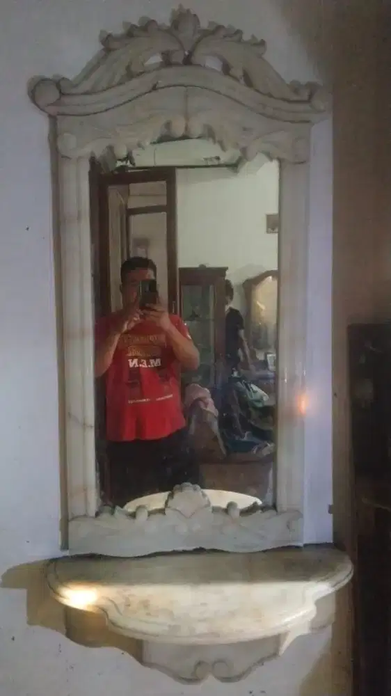 cermin dinding ukir klasik dari Marmer, antik, kondisi bagus, elegan