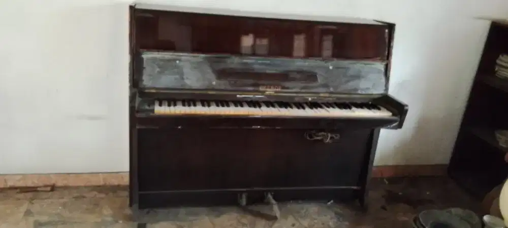 Piano akustik tegak (upright acoustic piano) Petrof Clasic asal Ceko