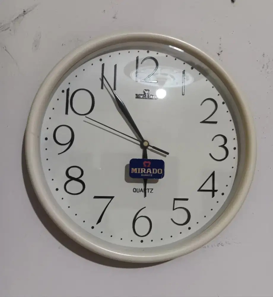 Jam mrado putih mulus