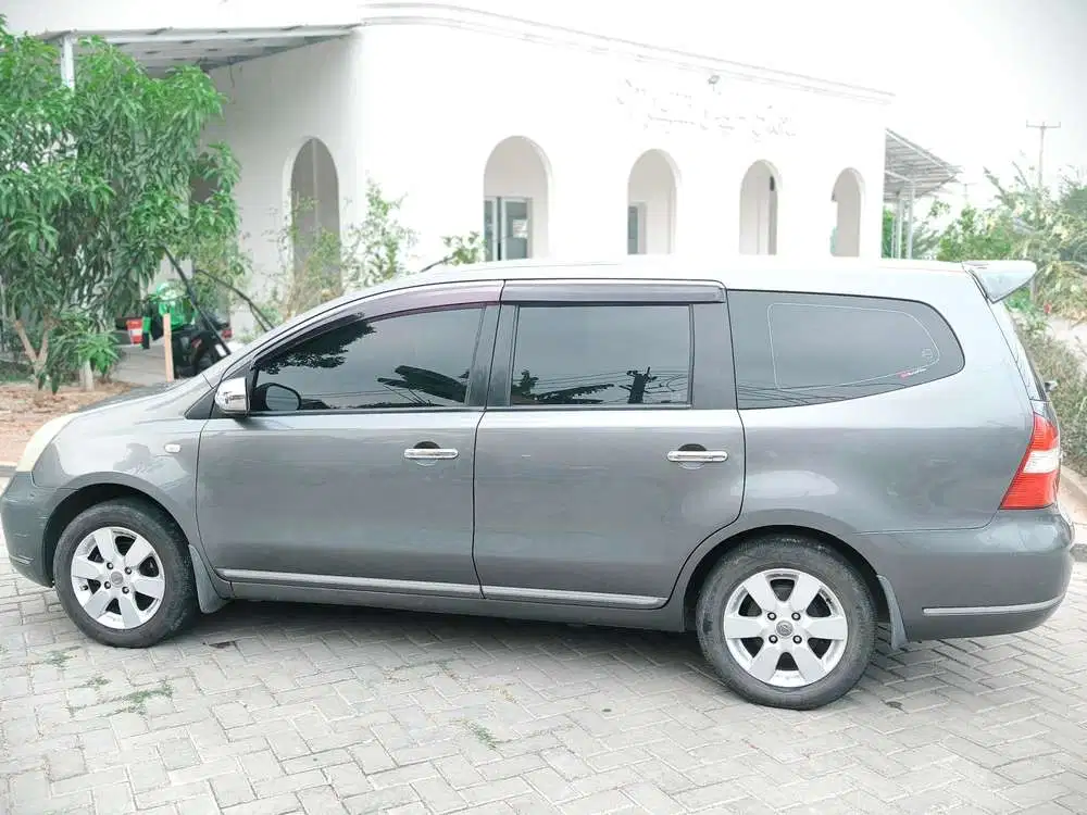 Nissan Grand livina 2010 Bensin