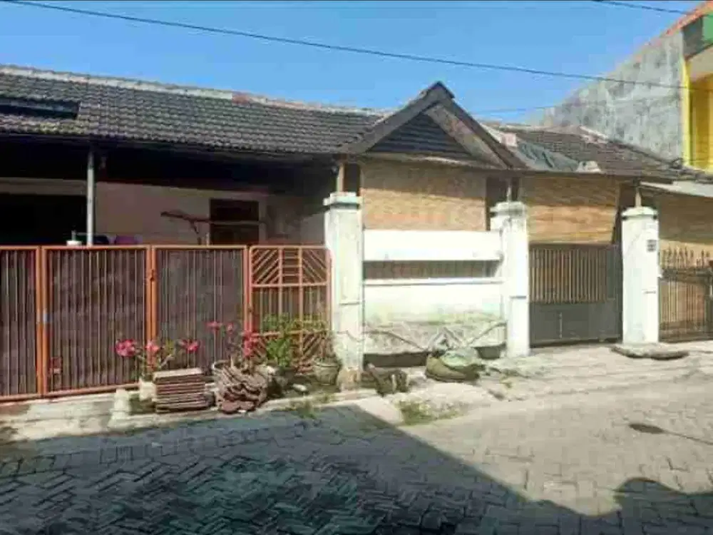 jual rumah luas an besar sambi arum Manukan second road banyak lalu lalang kendaraan cocok buat investasi