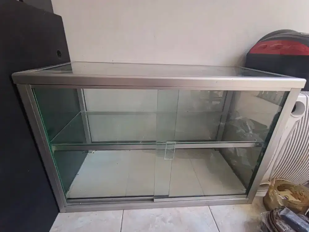 Etalase kaca untuk jualan