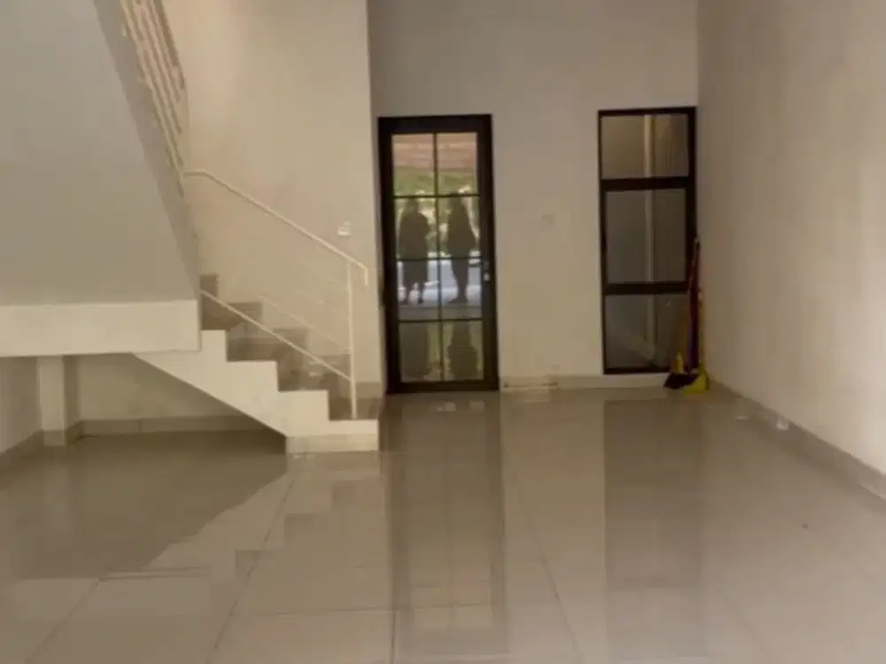 Disewakan ruko hook murah bagus 3 lantai di Maison De Wisteria Metland Menteng Cakung Jakarta Timur siap pakai & siap usaha