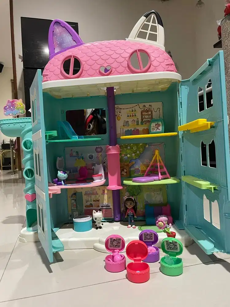 Gabby's doll house with character