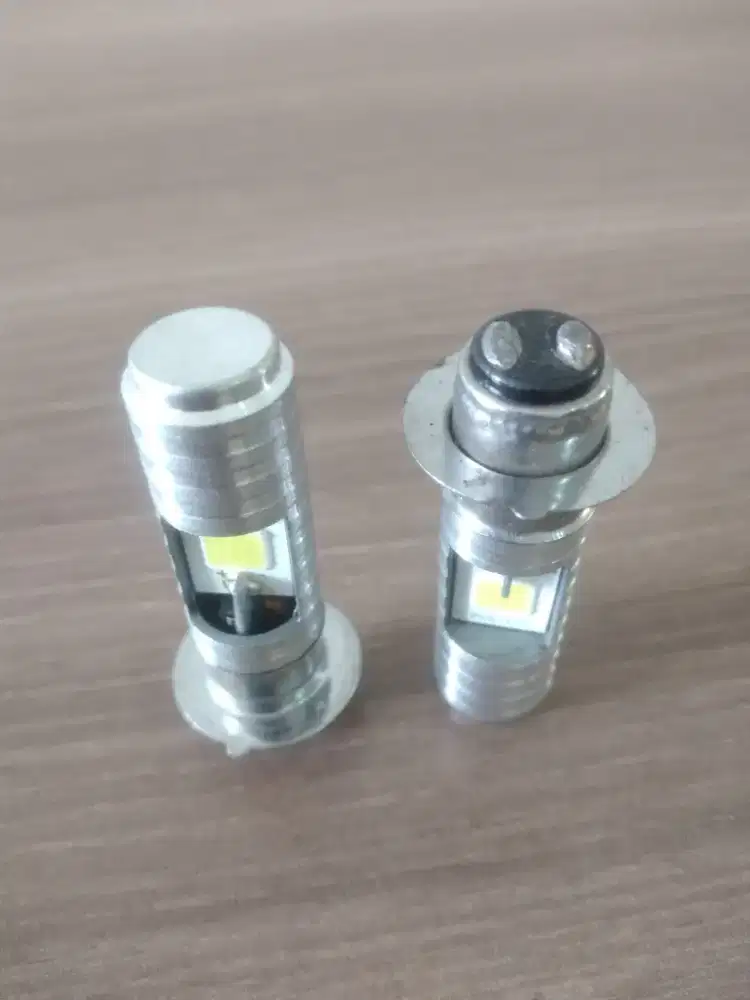 Sepasang lampu LED motor putih terang