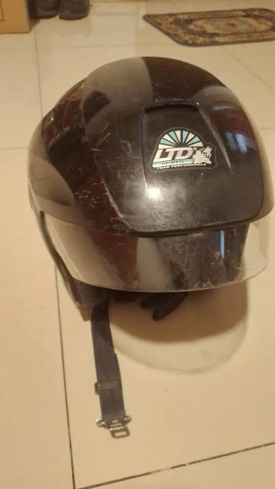 DIJUAL HELM LTD WARNA HITAM MASIH PADAT