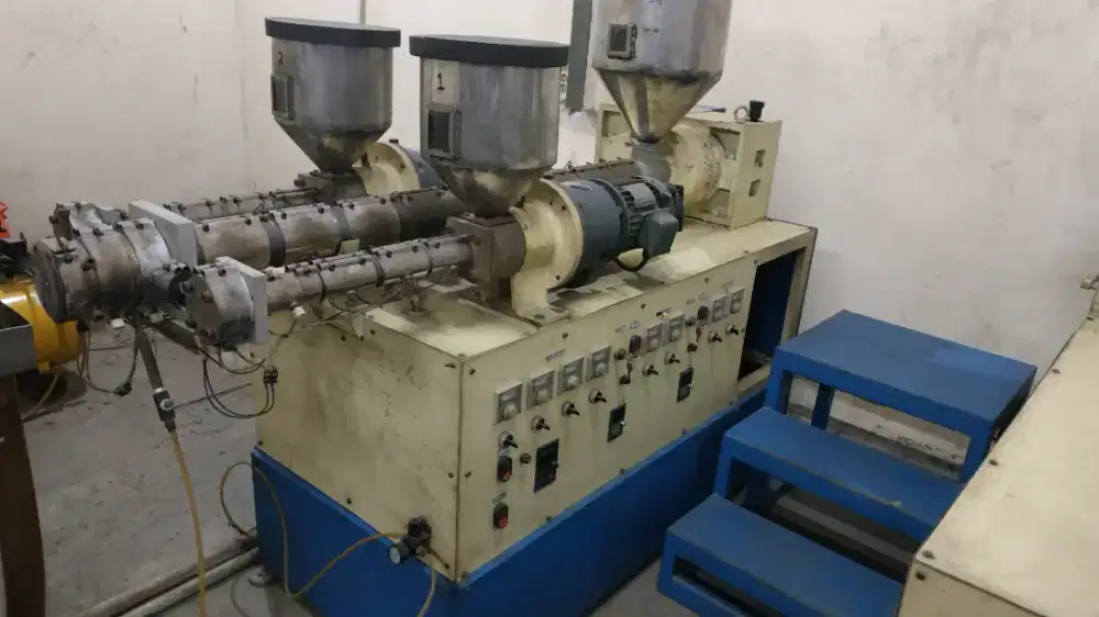 Operator mesin sedotan plastik