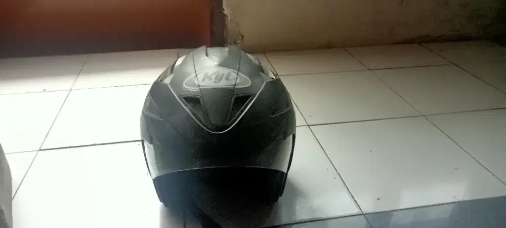 Di jual helm KYT Bu
