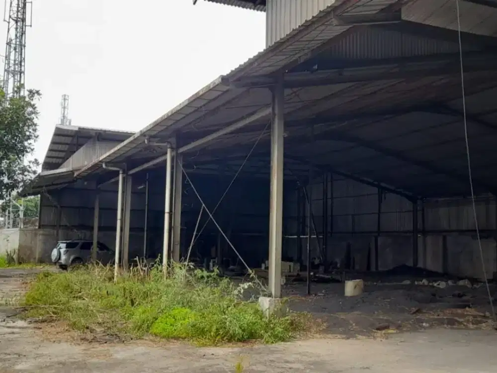 Gudang dengan Luas Tanah 1800 Meter Lokasi Strategis SHM Dekat Tol