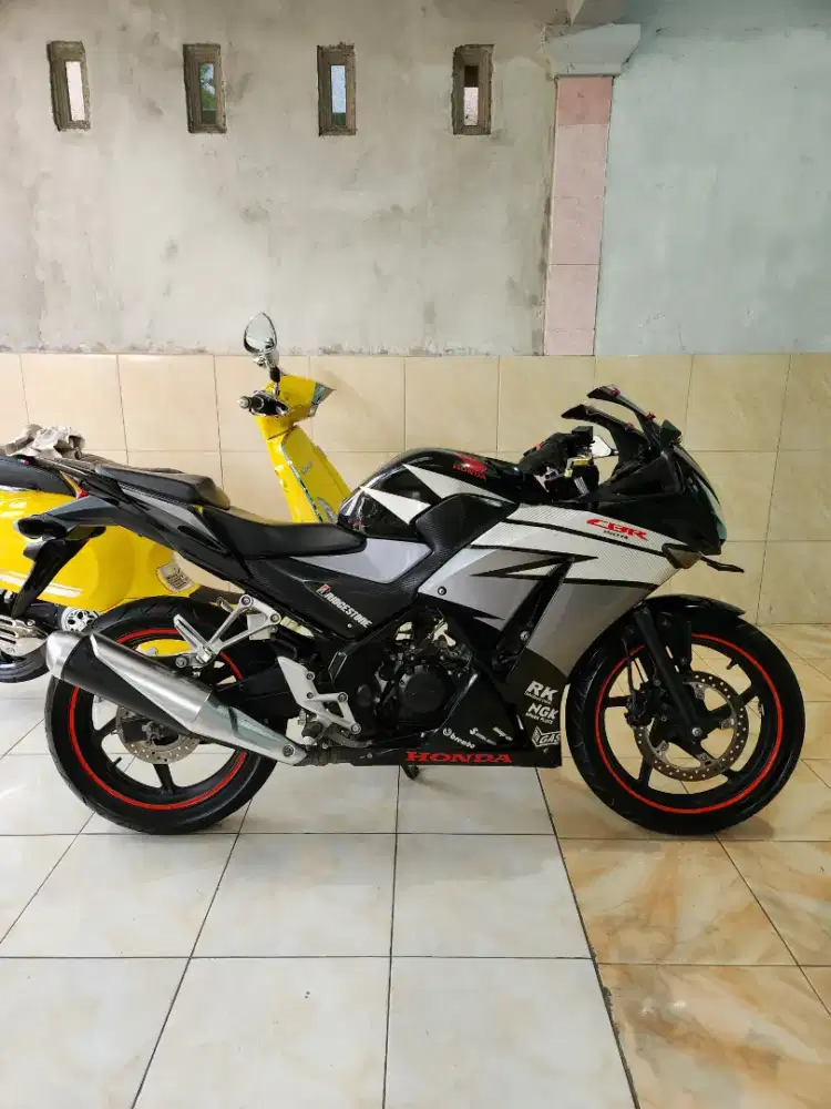 HONDA CBR 150 black