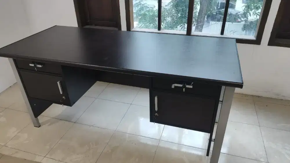 Meja kantor seken