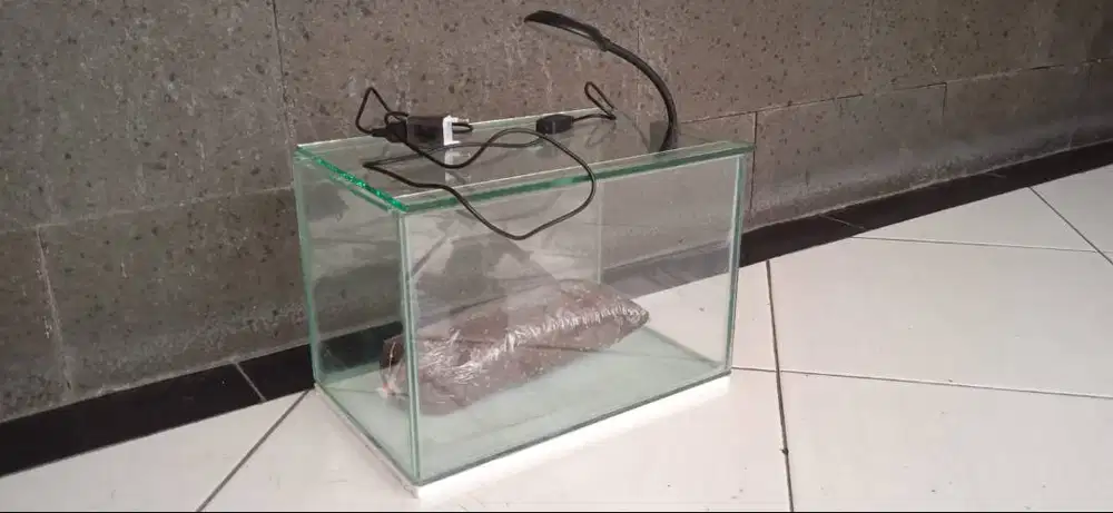 aquarium 30x20x20+lampu tempel dan pasir malang