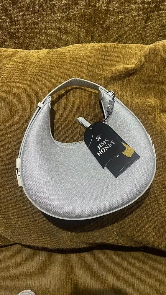 Tas warna silver brand Jims Honey