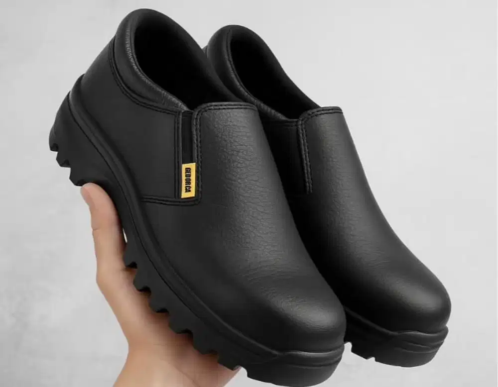 Sepatu safety ujung besi