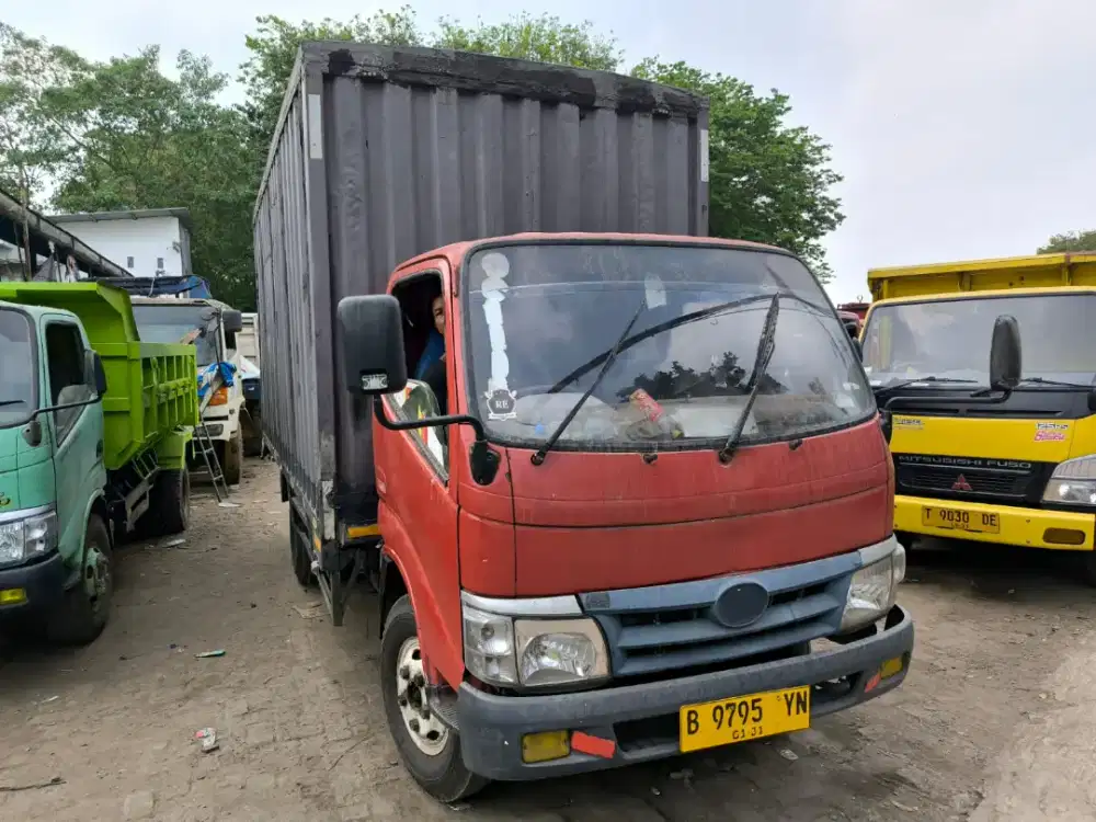 Toyota dyna 110 et bok besi jumbo ban 6 tahun 2006