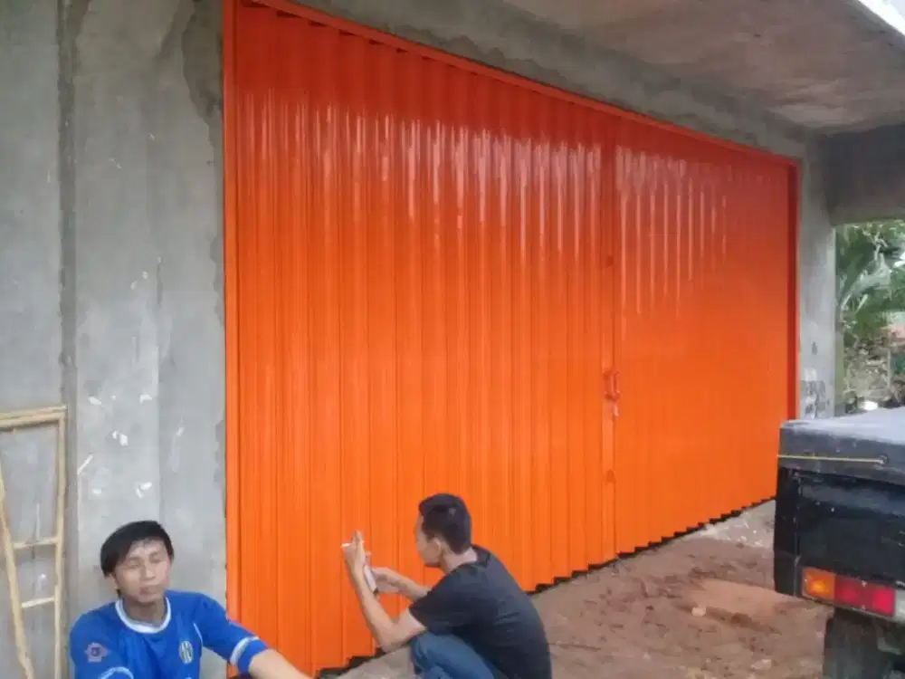 Rolling door folding gate tralis