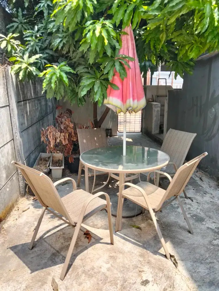 Set kursi dan meja outdoor taman