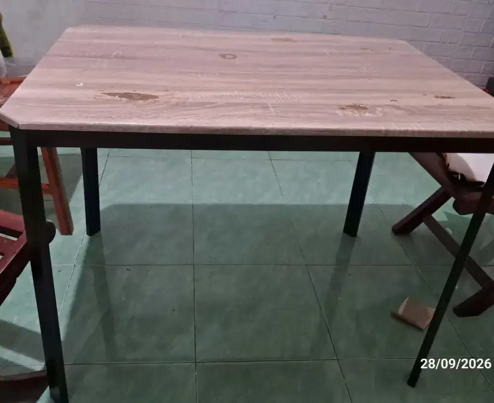 Meja Makan Informa