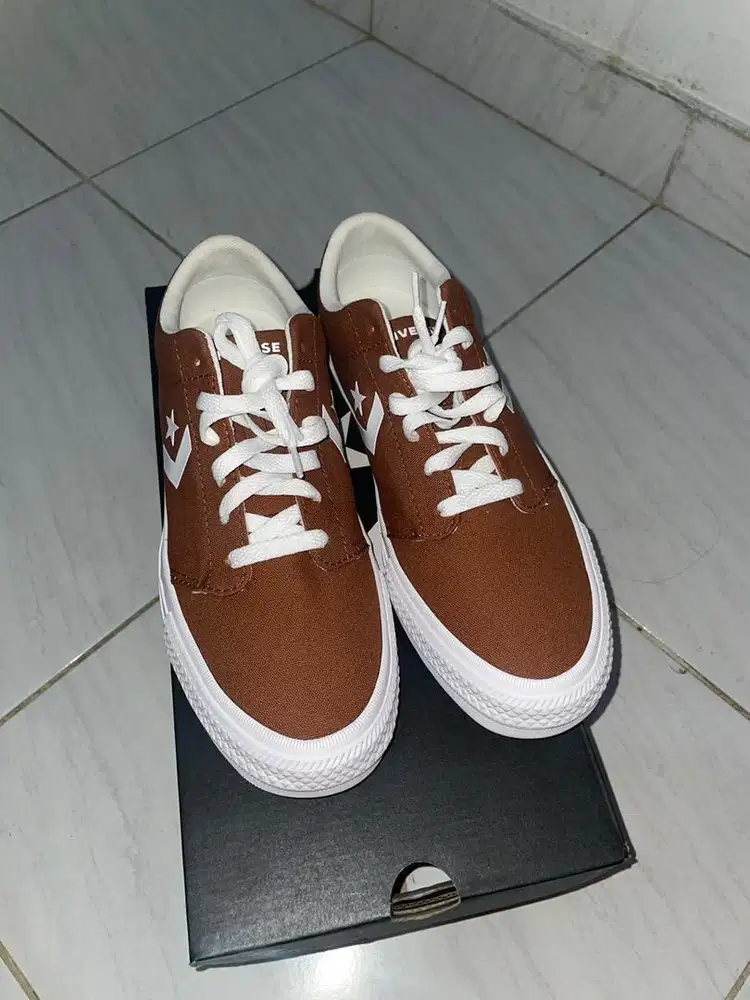 Sepatu Converse baru