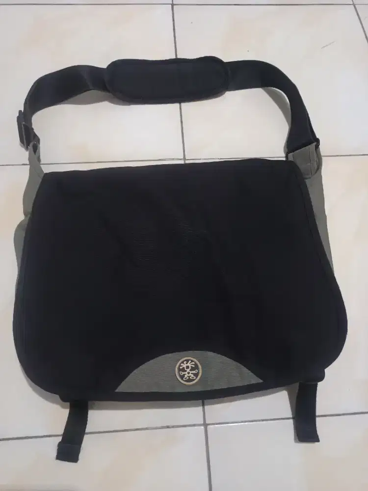 Tas selempang laptop crumpler
