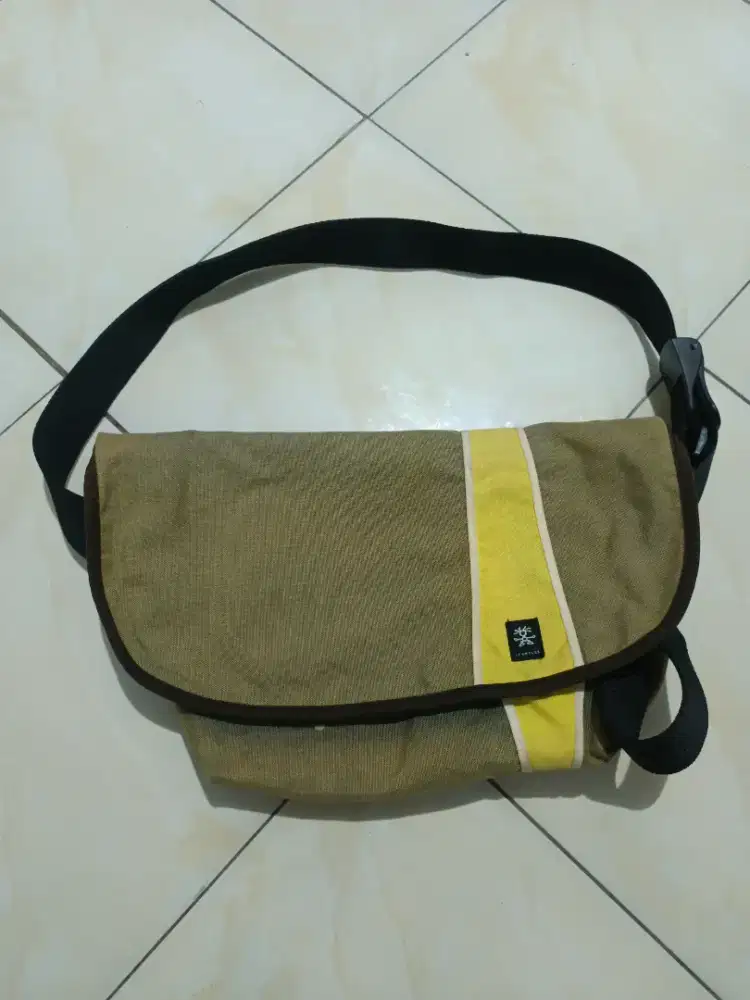 Tas selempang crumpler krem