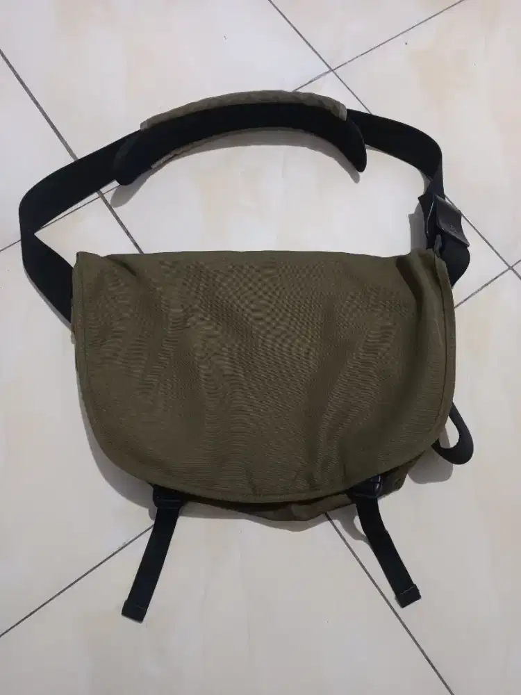 Tas selempang crumpler hijau armi