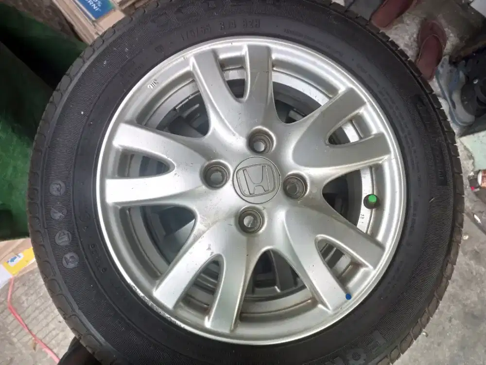 Di jual ban plus pelek copotan Honda Brio ukuran 14