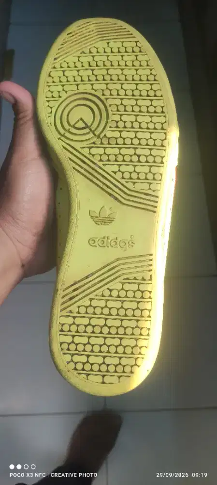Sepatu Adidas cek di lokasi ke aslian nya
