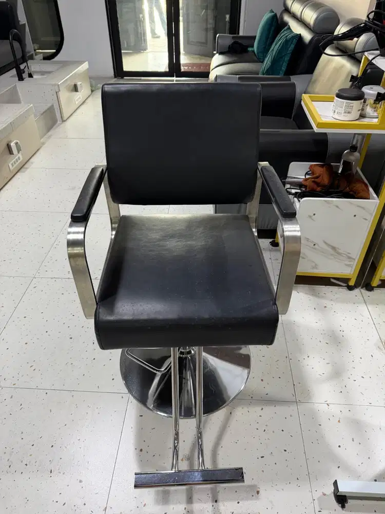 Kursi salon bisa naik turun