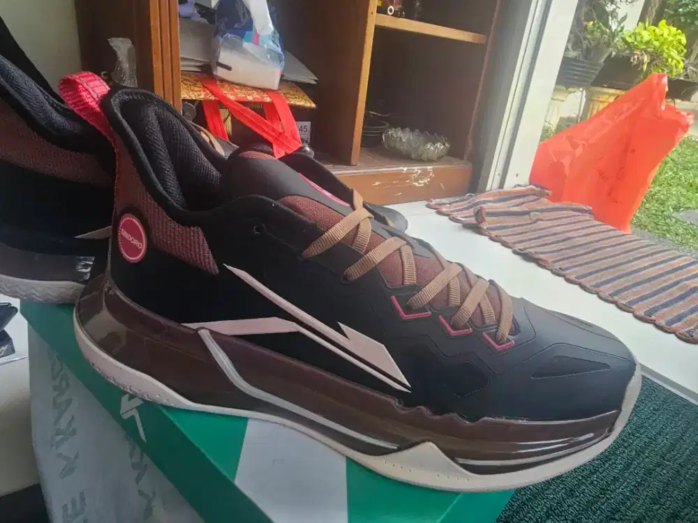 Sepatu KARGE masih baru ukuran 44 cakep keren modis