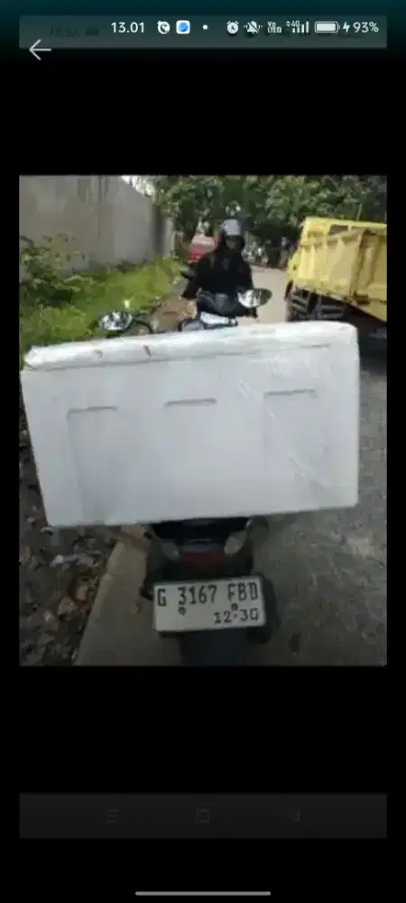 Kurir motor antar barang ikan