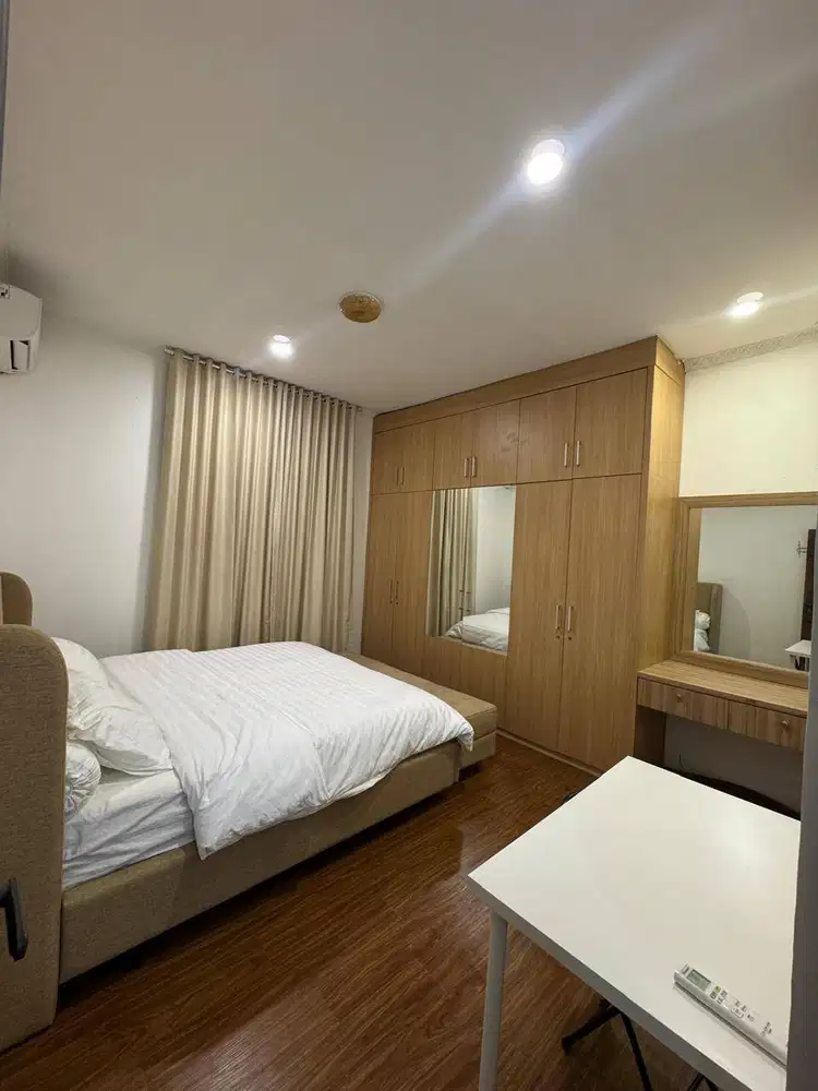 DISEWAKAN RUMAH BARU RENOVASI SEMI FURNISH HARGA MASIH BISA NEGO