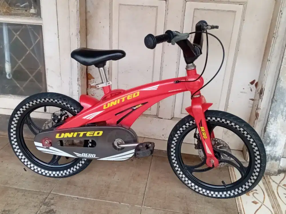 Sepeda BMX united ukuran 16 untuk usia 5 sampai 7 tahun Prem Aloy