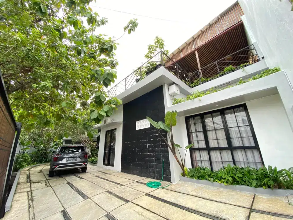 Rumah Luas Tanah 550 m2 Super Cozy dengan Private Pool di Komplek Cinere