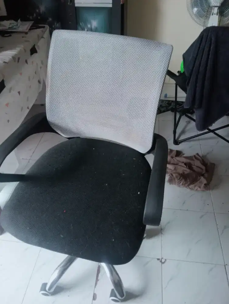 Di jual monitor komputer 24 inch serta kursi komputer nya