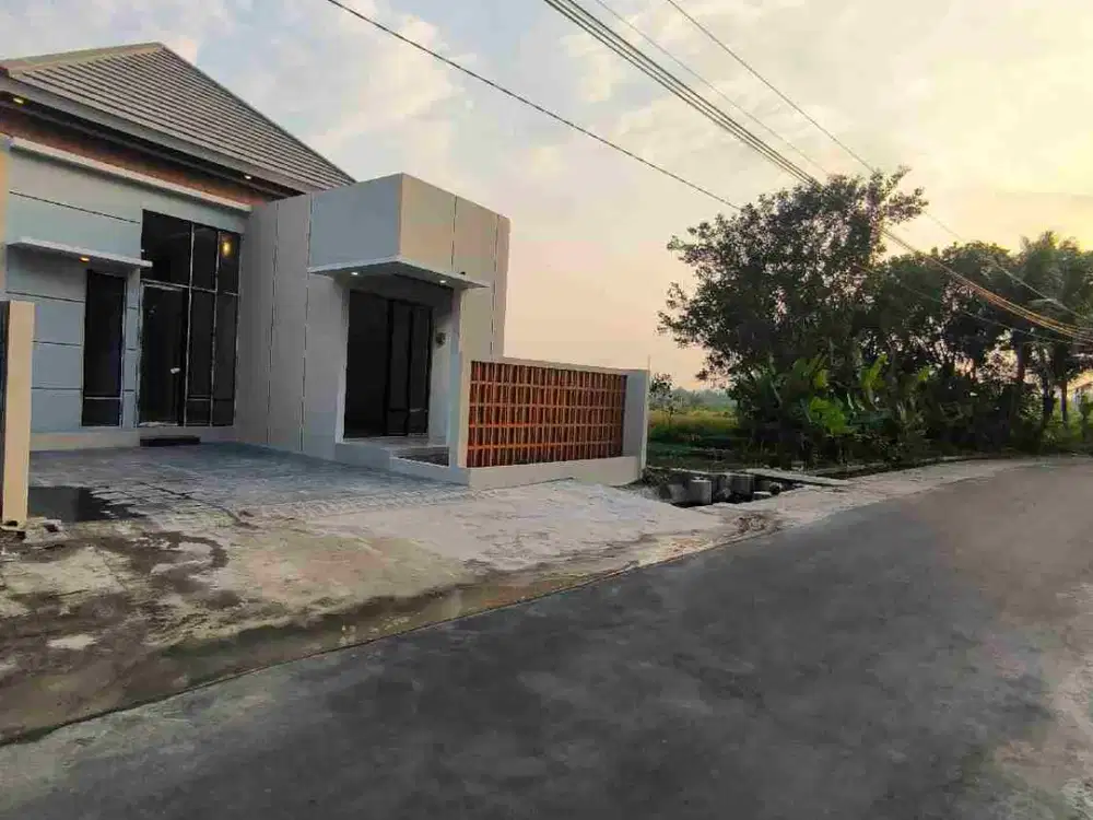 READY RUMAH KONSEP MODERN MINIMALIS LOKASI DEKAT PASAR CEBONGAN