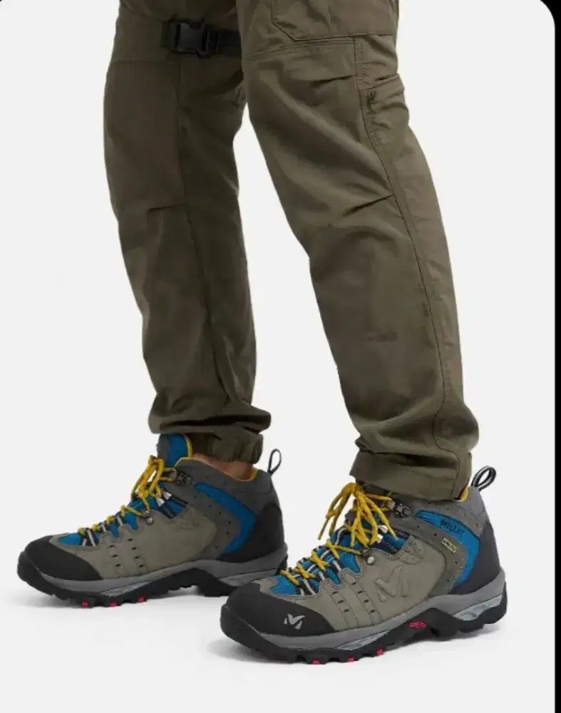 Sepatu outdoor gunung