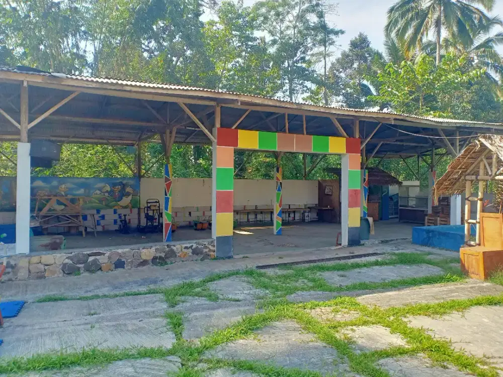 Dijual/Deswakan Tanah dan Bangunan eks kolam renang.