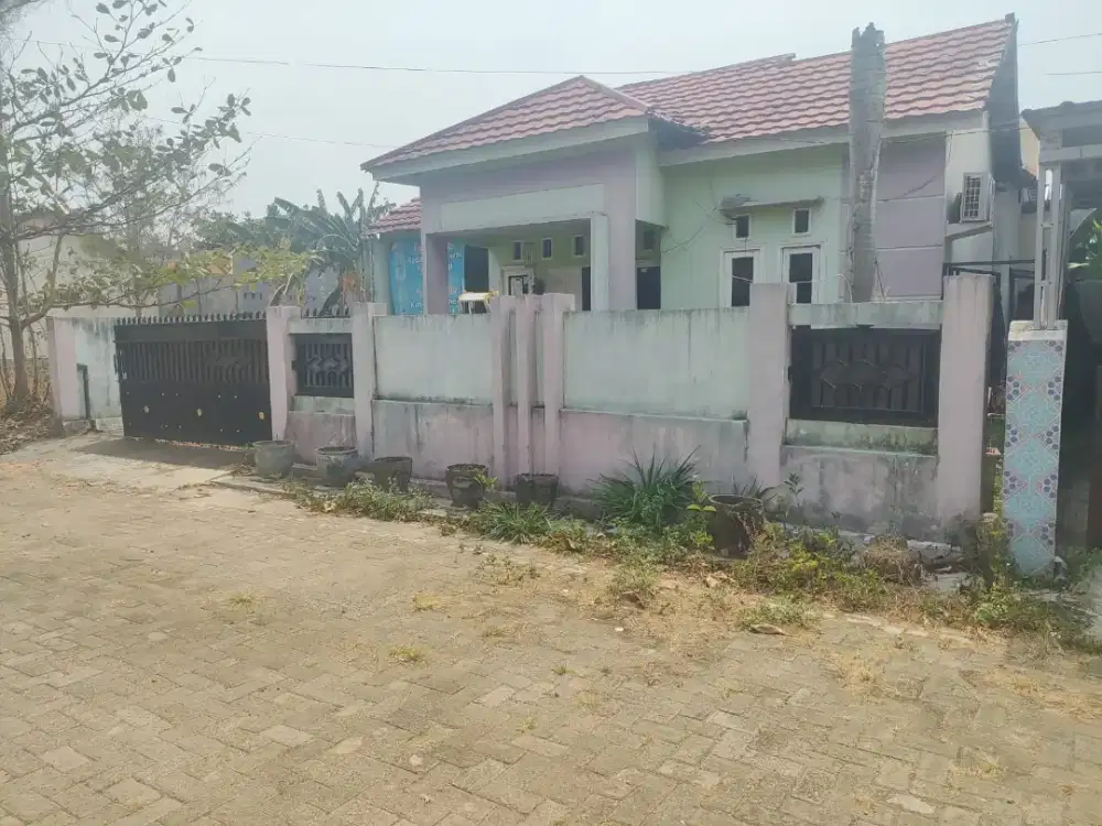 Rumah LT 192 m² LB 120 m² – 2 Kamar, Carport 2 Mobil, Lokasi Strategis