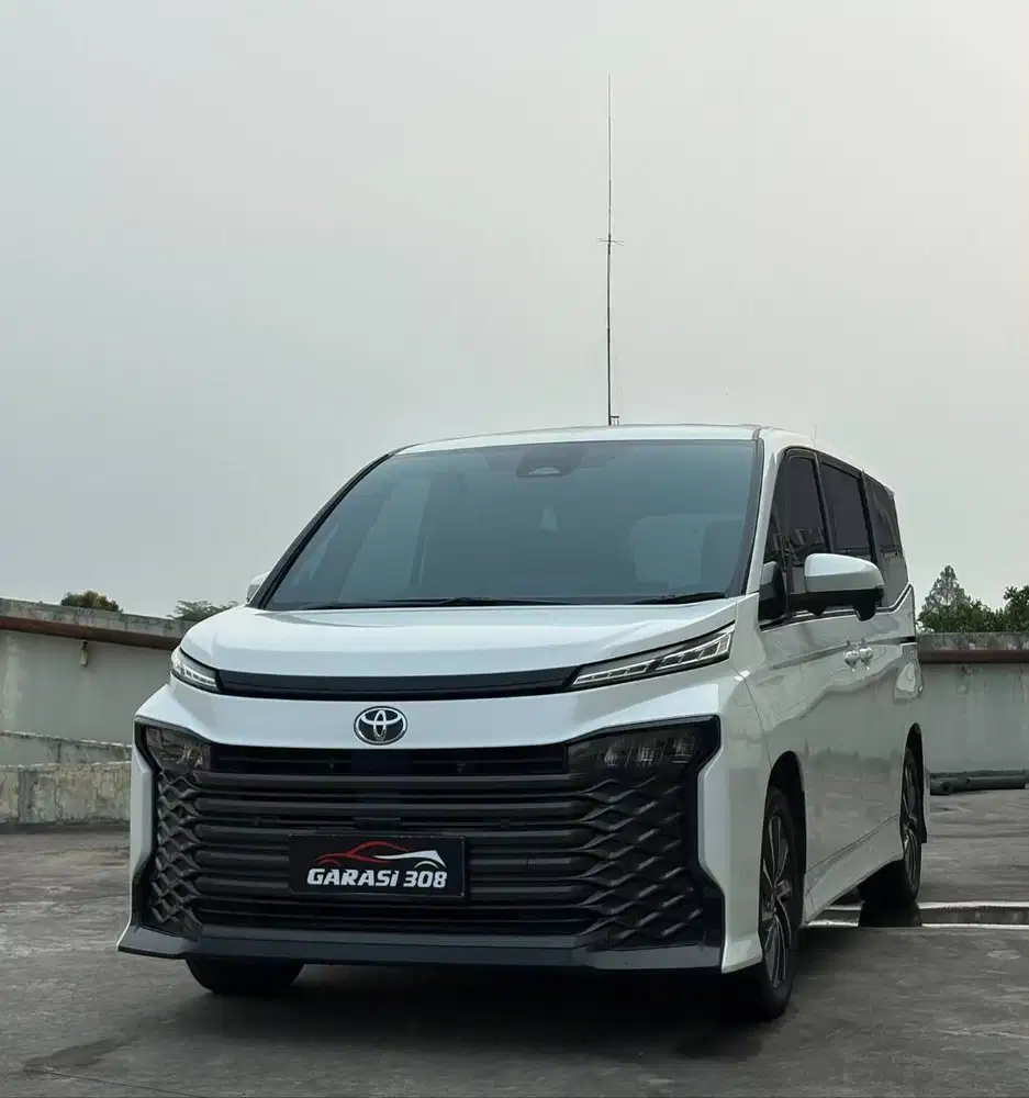 Toyota Voxy 2.0 TSS 2023 Putih KM 30 rb record pajak 11-2027