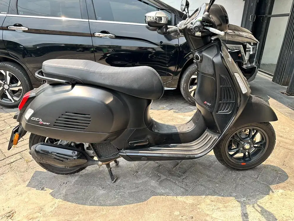 Dijual Vespa GTS 150 Supersport 2023 Hitam km baru 2000 an