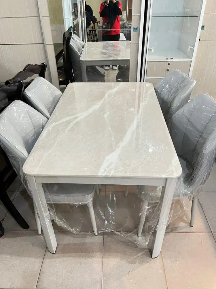 Set meja makan 4 kursi