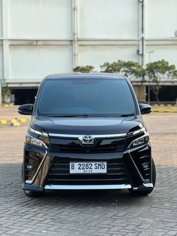 Toyota Voxy 2.0 AT 2019 Hitam