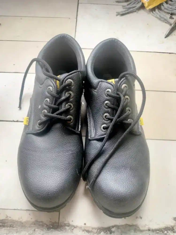 Sepatu Safety hitam