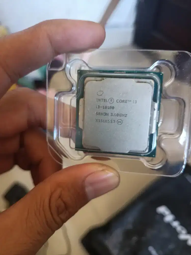 Intel Core i3 10100. Bukan seri F