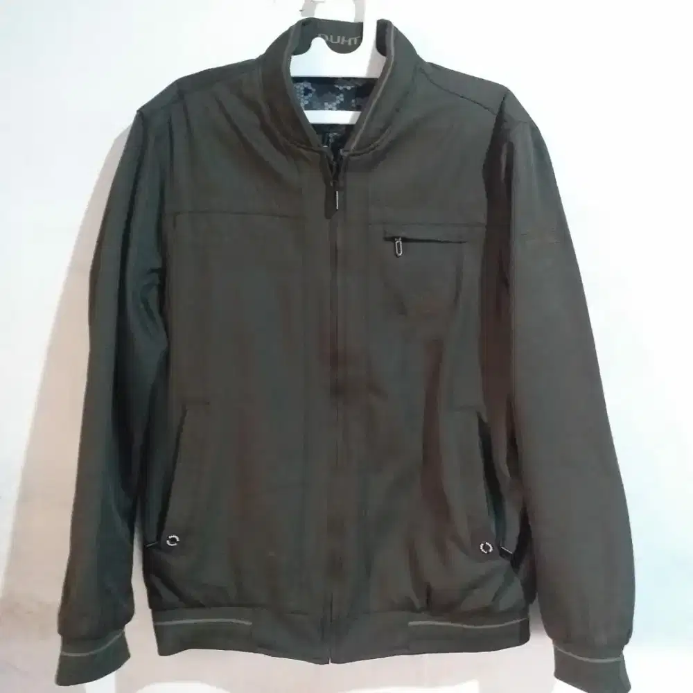 Jaket bomber Duhta warna hijau army tua