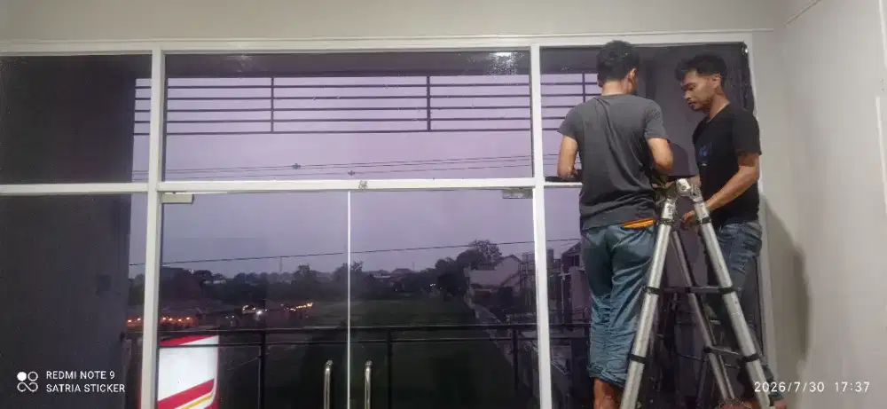 Kacafilm one way hitam unt menolak panas matahari